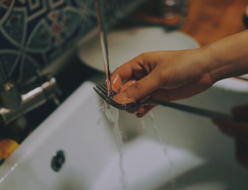 „Věčné chemikálie“ v pitné vodě splňují limity, ale to i odtoky z čistíren. Pravidla nejsou dle expertů dost přísná