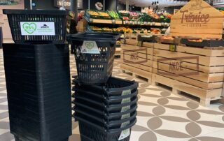 Obchody Albert v minulosti zavedly plastové nákupní košíky, které lze několikrát recyklovat. Zdroj: Albert ČR