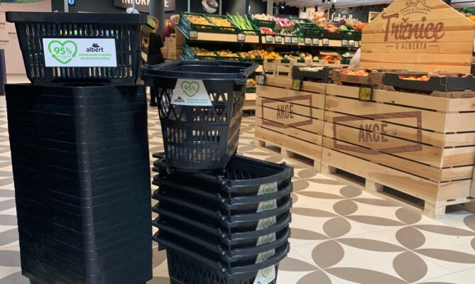 Obchody Albert v minulosti zavedly plastové nákupní košíky, které lze několikrát recyklovat. Zdroj: Albert ČR