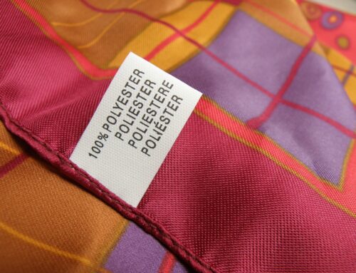 Recyklovaný polyester nedělá módní značky udržitelnější. Uvolňuje víc mikroplastů než ten vyráběný přímo z ropy