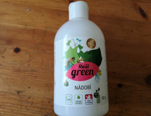 „Zelený“ prostředek na nádobí obsahuje nedoporučovaný chemický konzervant