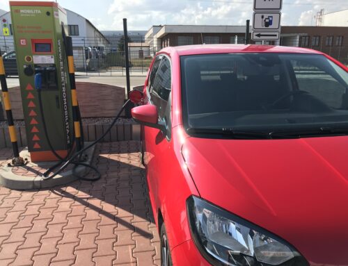 Autoprůmysl v EU zezelená, od roku 2030 bude každé druhé koupené auto elektrické