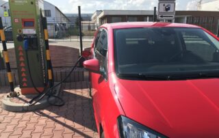 Nabíjení elektromobilu v Přešticích. Foto: Veronika Němcová