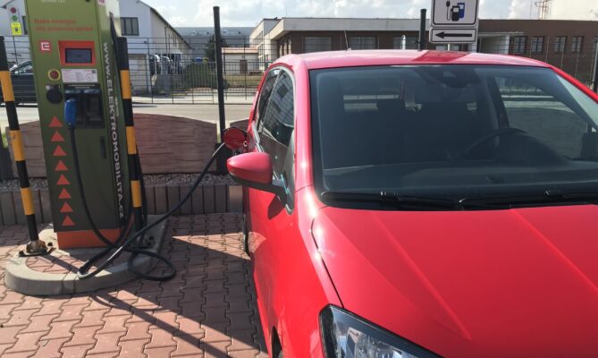 Nabíjení elektromobilu v Přešticích. Foto: Veronika Němcová