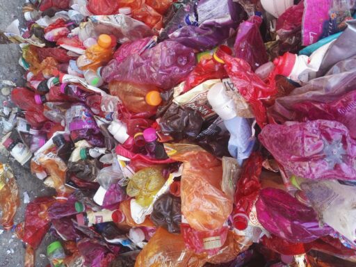 Vytříděné barevné petky na třídicí lince. Foto: Martina Patočková, Ekonews