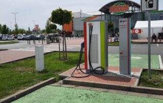 Globus dobíjecí stanice E.ON pro elektromobily. Zdroj: Globus