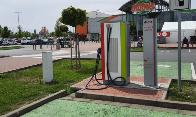 Globus dobíjecí stanice E.ON pro elektromobily. Zdroj: Globus