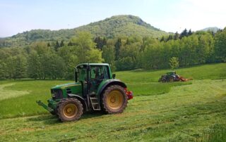 Sekání louky Na Hornovkách, v pozadí je hora Zvon a Milešovka. Foto: Daniel Pitek
