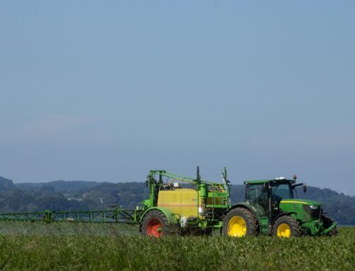 Pesticidy ve vlasech má skoro třetina Evropanů, ještě více na venkově, zjistil výzkum