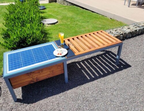 Sedni si a nabij. České obce instalují solární lavičky, které zdarma dodají energii mobilu i elektrokolu