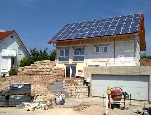 Češi ušetří na fotovoltaice kvůli zastaralému měření spotřeby méně než sousedi. Měnit se však nic nebude