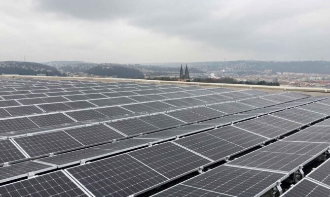 Na střeše Kongresového centra Praha je fotovoltaická elektrárna společnosti ČEZ ESCO. Foto: poskytnuto společností ČEZ