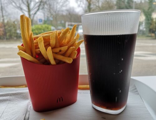 McDonald‘s začal servírovat na nádobí, Francie zakázala jednorázové obaly