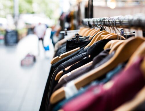 Trh s oblečením z druhé ruky roste třikrát rychleji než s novým. Vstupují na něj i značky rychlé módy