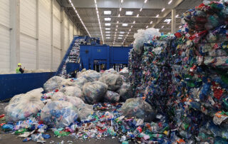 Slovensko zálohový systém již zavedlo. Třídicí centrum stojí nedaleko Nového Mesta nad Váhom. Foto: Martina Patočková, Ekonews