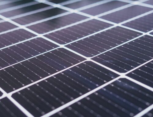 Prodávat přetoky z fotovoltaiky se vyplácí stále víc. Rodina si vydělá i 1200 korun měsíčně