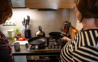 Teflonové pánve s věčnými chemikáliemi mohou působit lidem zdravotní problémy i škodit životnímu prostředí. Foto: Kateřina Hefler, Ekonews
