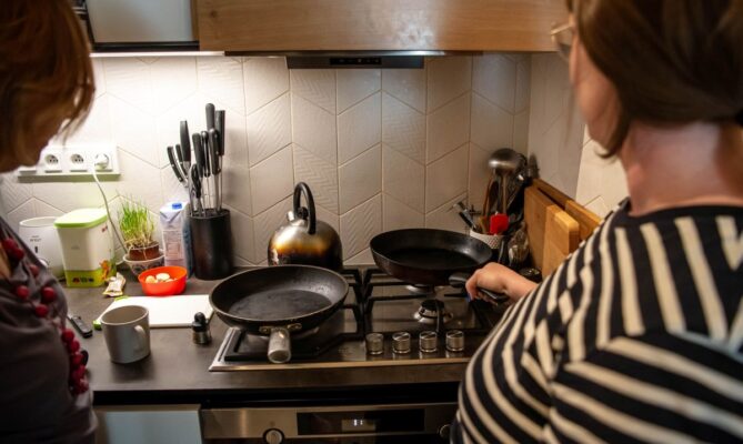 Teflonové pánve s věčnými chemikáliemi mohou působit lidem zdravotní problémy i škodit životnímu prostředí. Foto: Kateřina Hefler, Ekonews