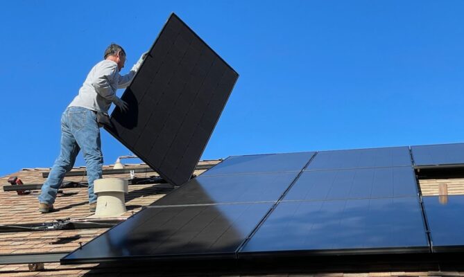 Instalace fotovoltaické elektrárny. Ilustrační foto: Bill Mead, Unsplash
