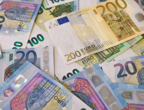 Bankovní úroky vytvářejí tlak na růst. Profitují z nich akcionáři, ale splácí je hlavně planeta