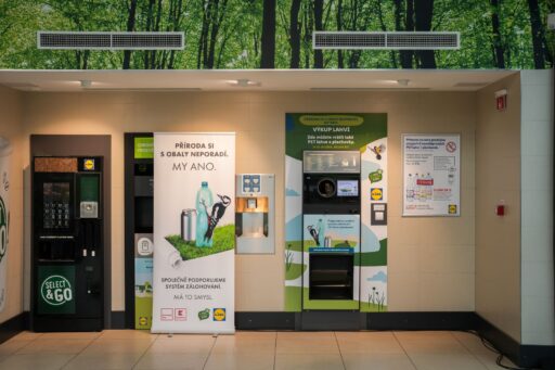 Automaty na vracení PET lahví a plechovek již vyzkoušely řetězce Lidl a Kaufland. Foto: poskytnuto společností Lidl