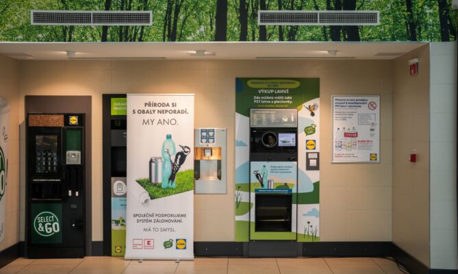 Automaty na vracení PET lahví a plechovek již vyzkoušely řetězce Lidl a Kaufland. Foto: poskytnuto společností Lidl