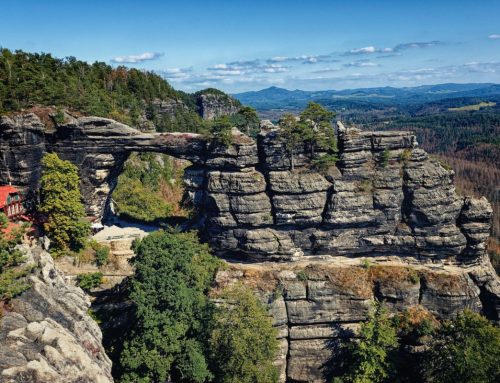 Odpadky, poničené ukazatele a stezky. Příliš mnoho turistů škodí v Hřensku i na Pustevnách
