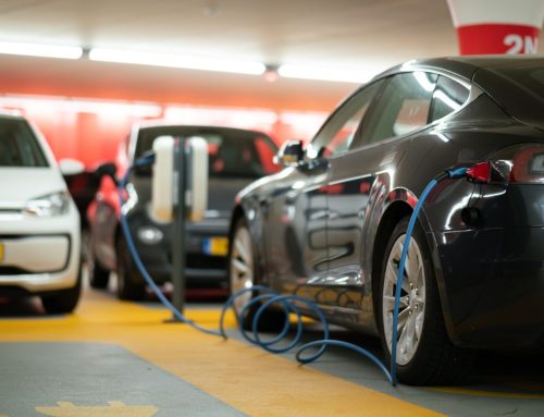 Každé druhé parkovací místo v kancelářských budovách bude s nabíječkou. Zatím ale nejsou potřeba
