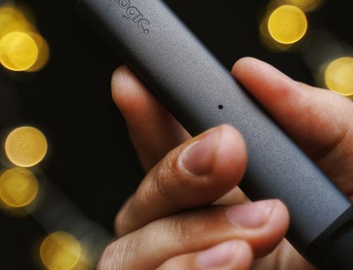 E-cigarety na jedno použití končí i s baterií v koši. Je to nesmyslné plýtvání