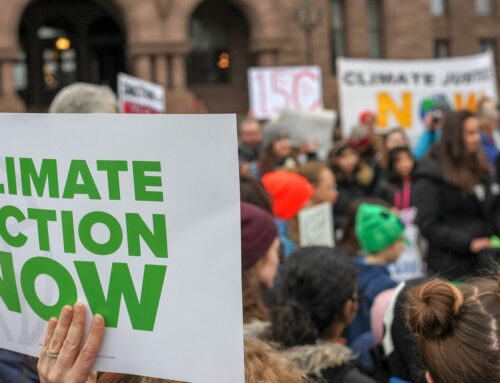 Největší ropné společnosti nemají věrohodné klimatické cíle. K odpovědnosti je ale tlačí početné žaloby
