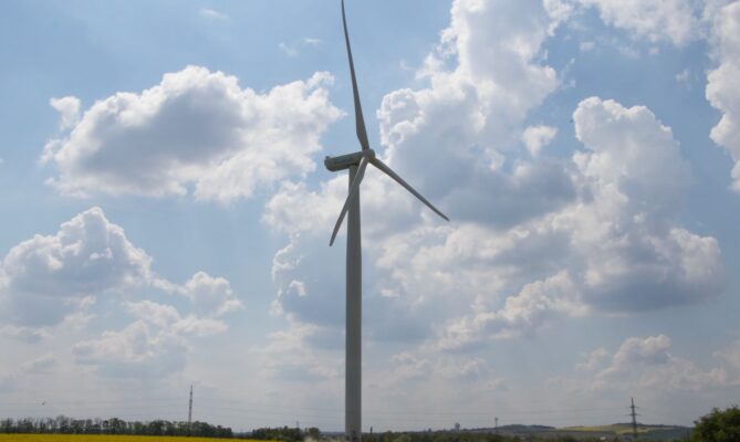 Větrná elektrárna u středočeské obce Pchery stojí již od roku 2008. Foto: Karolína Chlumecká