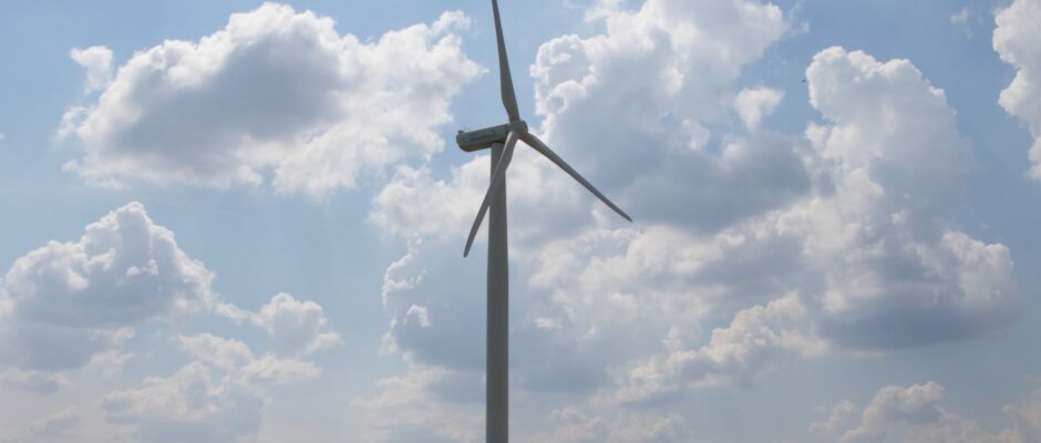 Větrná elektrárna u středočeské obce Pchery stojí již od roku 2008. Foto: Karolína Chlumecká