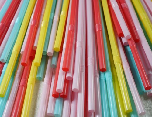 Plastová brčka jsou zpět. Jsou tlustší a zákaz obcházejí tím, že se dají používat opakovaně