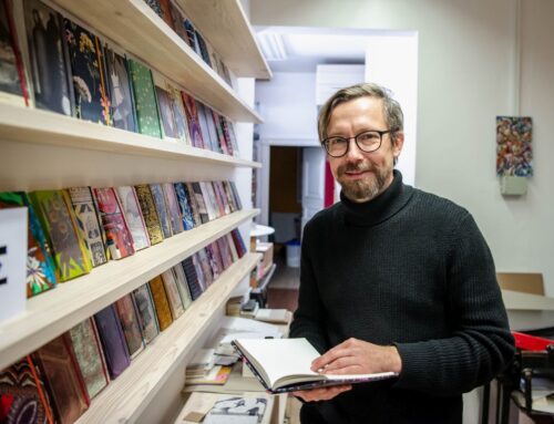 Diáře a zápisníky vyrábějí ručně. Potahují je brokátovými látkami i starými tapetami
