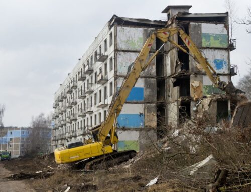 Odstraňování staveb s karcinogenním azbestem provází „divočina“. Ombudsman chce jasná pravidla