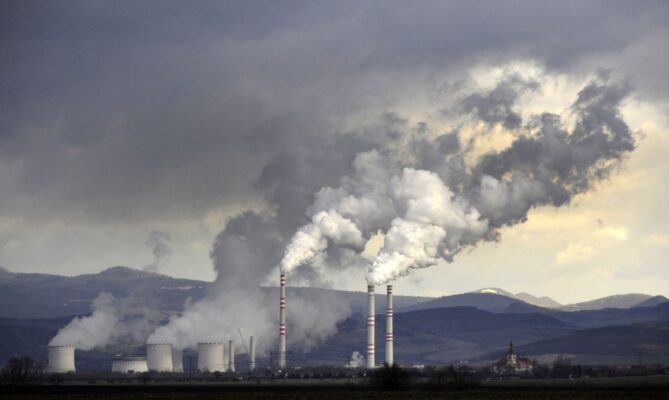 Elektrárna Počerady patří k největším znečištovatelům v Česku. Provozuje je skupina Sev.En Energy uhlobarona Pavla Tykače. Foto: ČTK