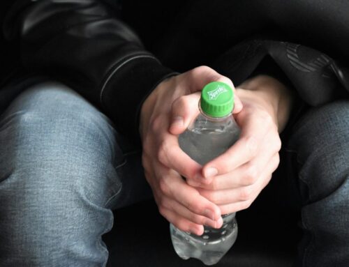 Z lahví Sprite v Anglii zmizí na čas etikety. Coca-Cola testuje, jak to pomůže recyklaci