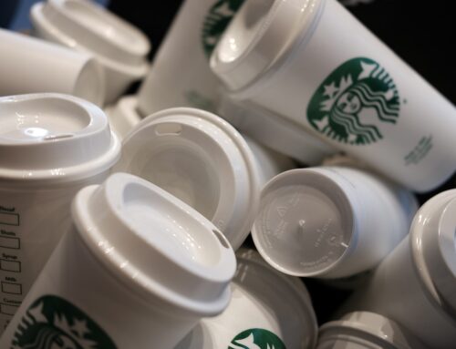 Kelímky Starbucks či obaly na jídlo z Lidlu a Albertu obsahovaly škodlivé látky
