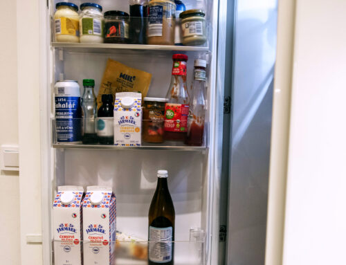 Lednice by měla být plná ze tří čtvrtin. Přeplněnost zvyšuje riziko plývání, radí expertka Zachraň jídlo v mé kuchyni