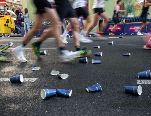 Svátek běhu rovná se hromady odpadků. Po půlmaratonu zůstalo přes 120 tisíc kelímků