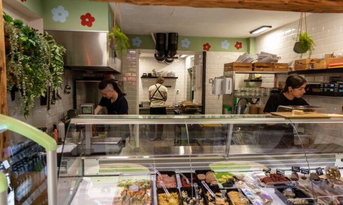V Bezmasně veškeré jídlo připravují sami. Foto: Kateřina Hefler, Ekonews