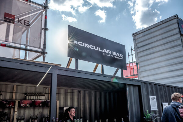 Cirkulární bar lihovaru Landcraft umístěný v jednom z bývalých dopravních kontejnerů nabízí pálenky ze surovin, které by jinak skončily v koši. Vyzkoušet tu můžete třeba destiláty vyrobené ze slupek z bio pomerančů vzniklé z přípravy fresh džusů. Foto: Kateřina Hefler, Ekonews