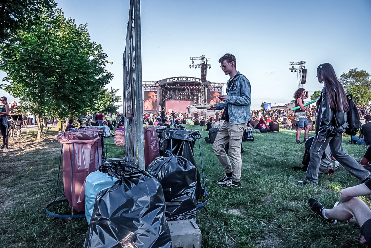 Udržet festival s desítkami tisíc návštěvníků v čistotě není jednoduchá záležitost. Pytle na recyklaci papíru, plastu, hliníku, skla a bioodpadu jsou rozmístěny po celém areálu Rock for People. Foto: Kateřina Hefler, Ekonews
