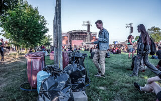 Udržet festival s desítkami tisíc návštěvníků v čistotě není jednoduchá záležitost. Pytle na recyklaci papíru, plastu, hliníku, skla a bioodpadu jsou rozmístěny po celém areálu Rock for People. Foto: Kateřina Hefler, Ekonews