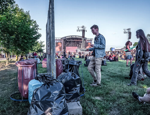 Festivalová sezona je tu. Někde recyklují nedopalky, jinde zrušili zálohované kelímky