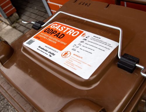 Hnědé popelnice na bioodpad měly pomoci městům v třídění. Někde ale ty veřejné ruší, nebo zamykají