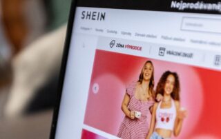 Prodejce ultrafast fashion Shein čelí řadě skandálů a obvinění z greenashingu. Foto: Kateřina Hefler