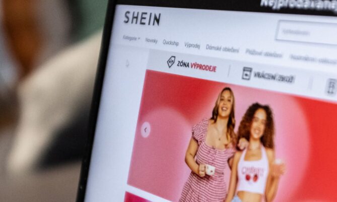 Prodejce ultrafast fashion Shein čelí řadě skandálů a obvinění z greenashingu. Foto: Kateřina Hefler