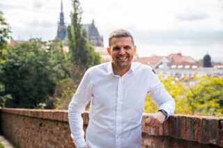 Ministr životního prostředí Petr Hladík hovoří o festivalu Ekofilm. Foto: ministerstvo životního prostředí