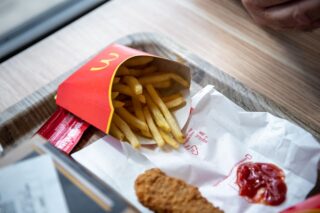 Obaly z fastfoodových řetězců jsou jedním ze zdrojů PFAS. Používají se zde, aby obaly vydržely nápor mastnoty. Foto: Kateřina Hefler